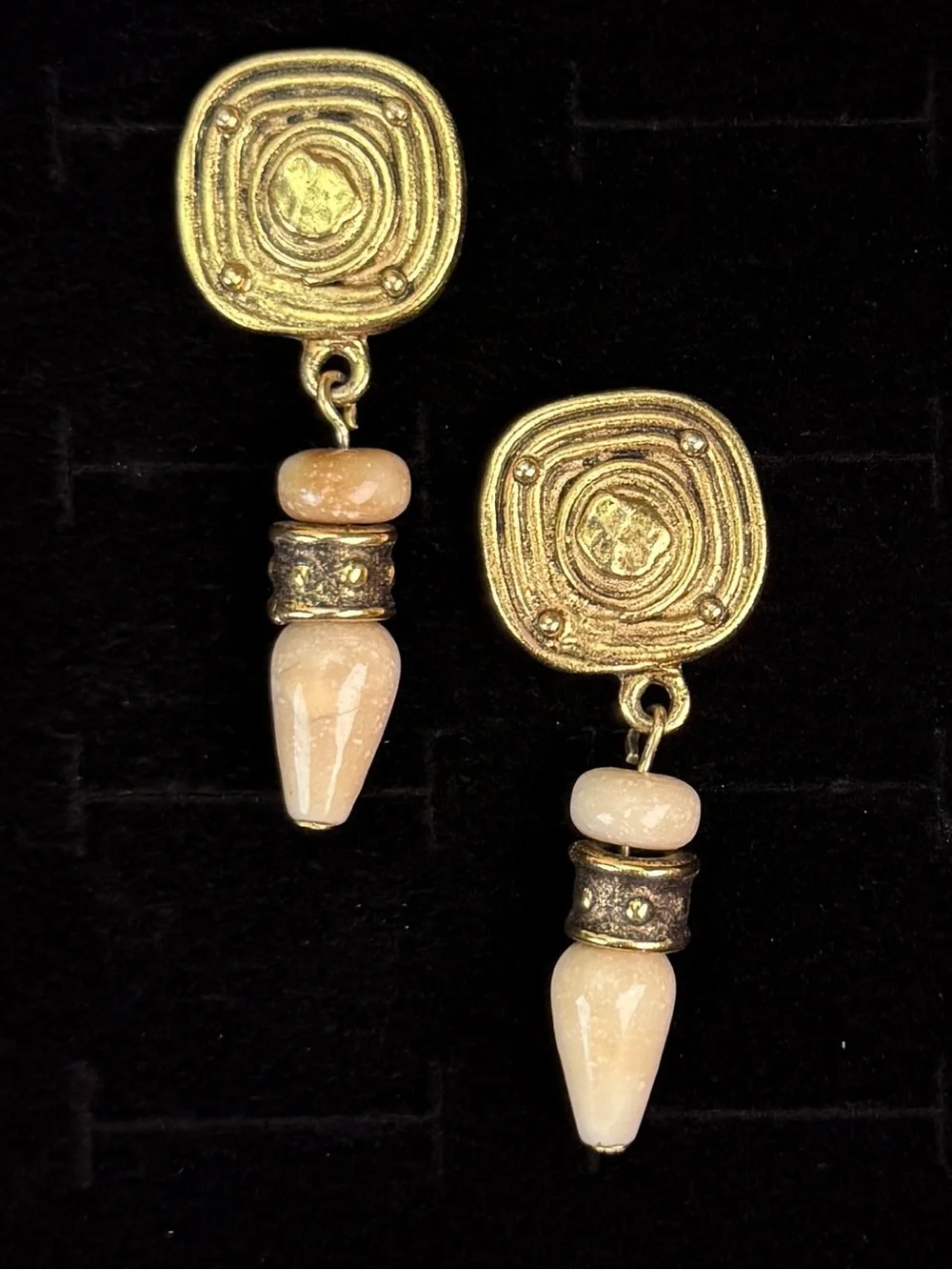 Goldtone and Cream Artesian Dangle Pierced Earrings